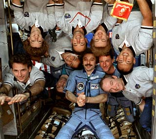 Final crew portrait of STS-84 and Mir-23 crews in the Spacehab. 